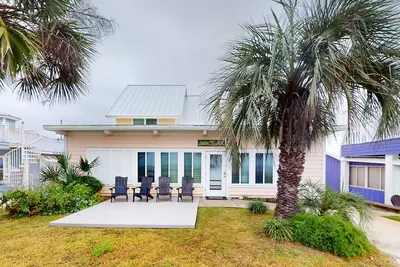Image de Beautiful dog-friendly beachside home with private hot tub, across from beach