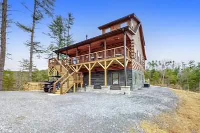 Image de Dog friendly cabin with views, hot tub, golf cart and endless entertainment