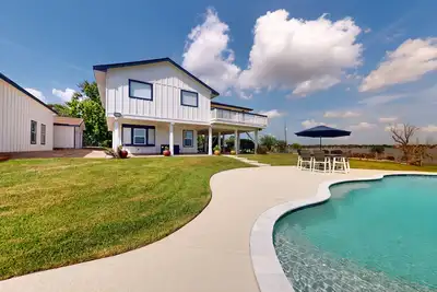 Image de 3-bedroom home with washer/dryer, Tv, free internet, poon & amazing water view