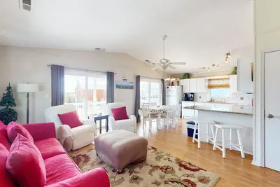 Image de Coastal home close walk to the beach and local attractions