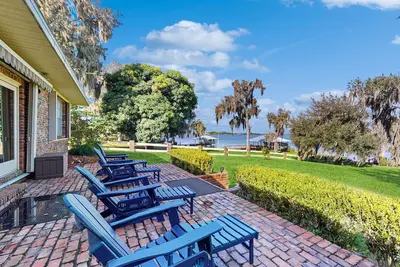 Image de Palatial Waterfront Home With Private Dock, Yard & Water-views