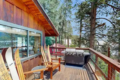 Lakefront, neighboring cabins w/ beautiful views, deck with views