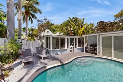 Image de Cozy home with private pool, Bbq, central Ac, enclosed yard