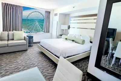 Image de Direct Ocean Front Chic Queen Bed