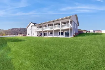 Image de Spacious home with pool table, WiFi, patio - close proximity to Flathead Lake