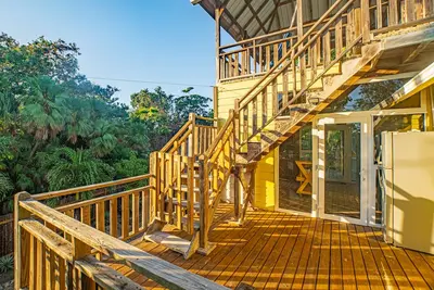 Image de Tropical oasis with pool, large deck, modern amenities & perfect for unwinding