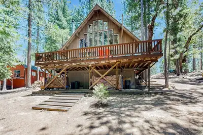 Image de Woodsy cabin with large deck, bbq grill, fire pit table