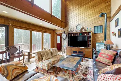 Image de Beautiful home with decks, washer/dryer, streaming, and lake views - near skiing