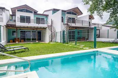 Image de Modern house near the beach with pool, balcony, patio, washer\/dryer & free WiFi