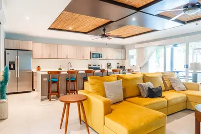 Image de Inviting home near the beach with pool, balcony, patio, washer\/dryer & free WiFi