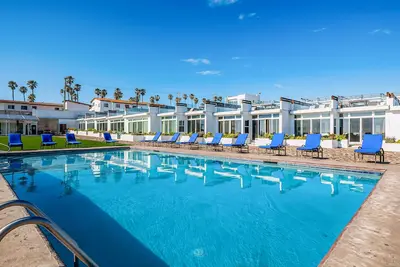 Image de Fantastic dog-friendly home with heated pool, hot tub, partial ocean view, patio
