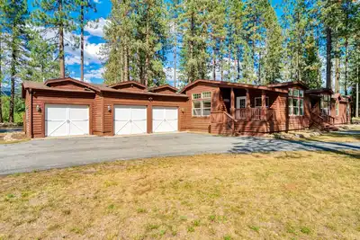 Image de Dog-friendly home on 200 acres with great deck, fishing ponds & river access