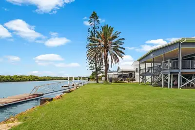 Image de A Spacious Waterfront Retreat in Meldale for Up to 10 Guests