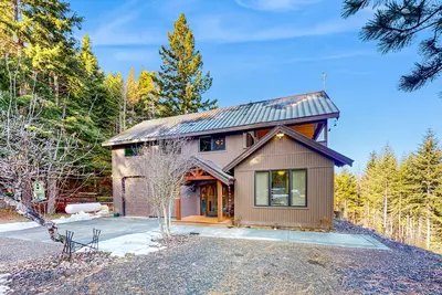 Image de Secluded mtn-view home with game room, private hot tub, outdoor kitchen, & grill
