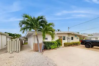 Image de Deluxe waterfront retreat with hot tub, pool & Cabana Club access