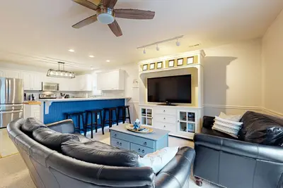 Image de Tropical home half mile to beach with elevator & 2-tier outdoor living