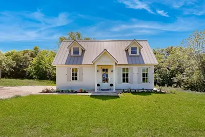 Image de 2 Farmhouse chic cottages between Brenham and Lake Somerville- open layout, W\/D
