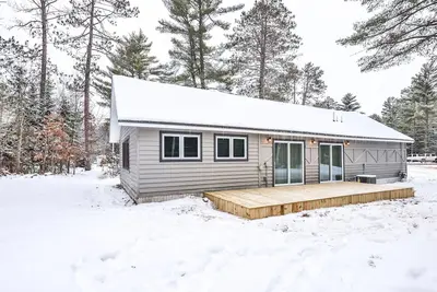 Image de Nature retreat & cabin on snowmobile trails with firepit - dogs ok