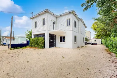 Image de Spacious & modern waterfront home with great outdoor space - dog-friendly