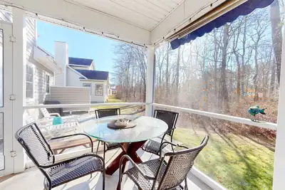 Image de Updated Waterside home near beach with screened deck & community pool