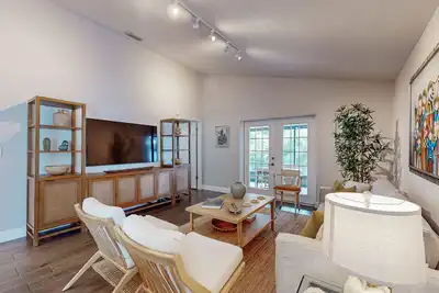 Image de Fully renovated, family friendly with covered patio, hot tub, central location