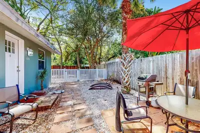 Image de Dog-friendly, renovated duplex with two kitchens, washer/dryer, & patio