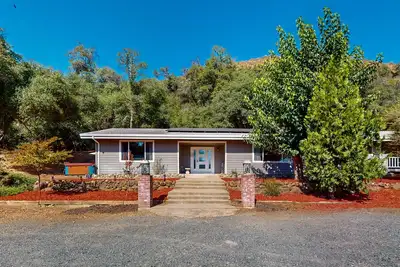 Image de Private home with peek-a-boo Yosemite views - near outdoor recreation