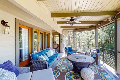 Image de Serene retreat with pool, hot tub, basketball court, wood fireplace, & gas grill