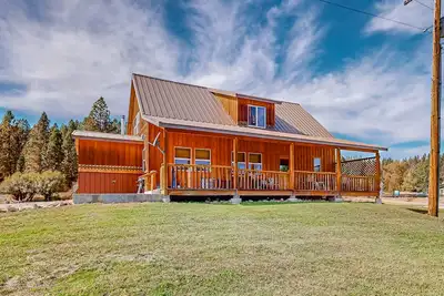 Image de Rustic and secluded cabin with two decks, hot tub, board games, W/D, & Ac