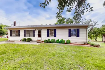 Image de Well-located home in town with sunrise views, deck & great backyard