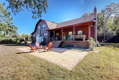 Image de Comfortable, rustic-style home near area's amusements with board games & patio