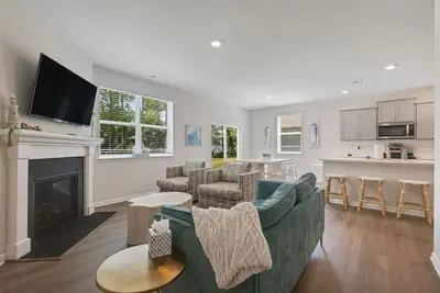 Image de Ocean View Beach Club house with fireplace, pool, sports courts, & gym