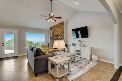 Image de Hilltop Hideaway | Updated house in Canyon Lake with balcony & beautiful views