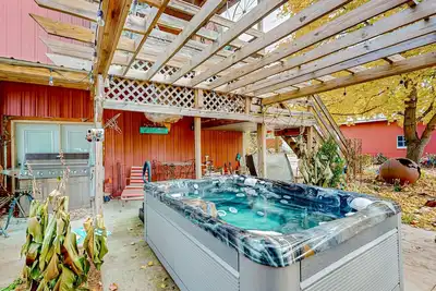 Image de Charming barn-turned-home with hot tub & W/D - quiet location & dog-friendly