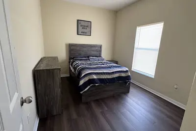 Image de 4 Bedroom home. 2 blocks is Zoo Tampa 7 to Stadium, 30- 40 min. to beaches.