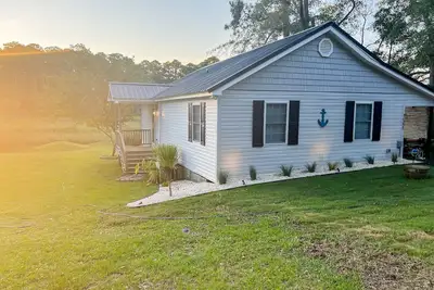 Image de Gorgeous creekside cottage with firepit, board games, dock, deck, & washer/dryer