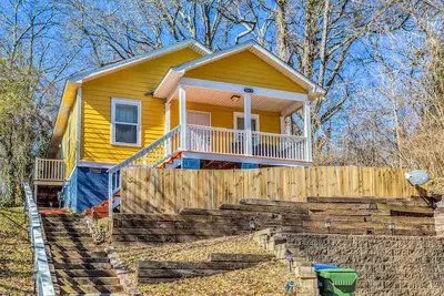 Image de Charming dog-friendly home with balcony, central Ac, & washer/dryer