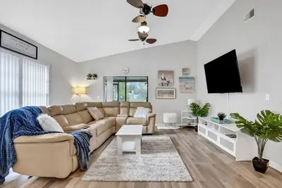 Image de Dog-friendly lakeview home with full kitchen, yard, & washer/dryer