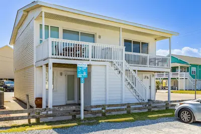 Image de Beachfront dog-friendly duplex with beach & ocean views, balcony, & washer/dryer