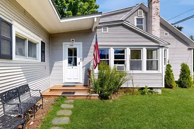Image de 2-Story riverfront home + studio with washer/dryer, river views, & free WiFi