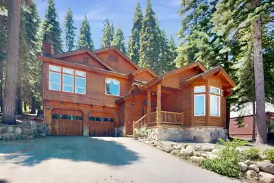 Image de Wooded Luxury at Modern Tahoe Donner Retreat w/ Private Deck in the Pines