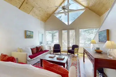 Image de Three-story mountain house with balcony, grill & washer/dryer