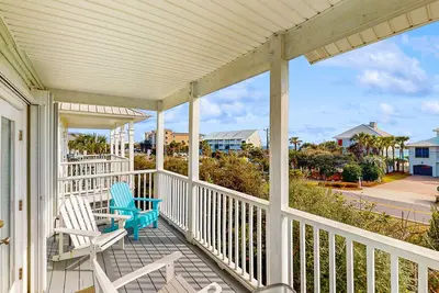 Spacious Seabreeze Trail home w/ gulf views & shared pool - short walk to beach!