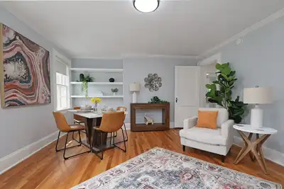 Image de *Renovated* Modern 2br upper level flat; walk to restaurants-min to Duke/Dt/Hosp