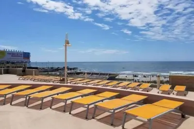 Image de Ocean Front Queen Boardwalk Gem