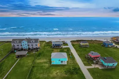 Image de 4br Gilchrist Escape | Steps to Beach, Pool Table, Bar, Lift