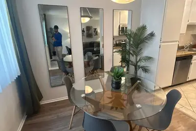 Image de 1 Br Oasis Beverly Hills, Parking, Pool, & Fitness