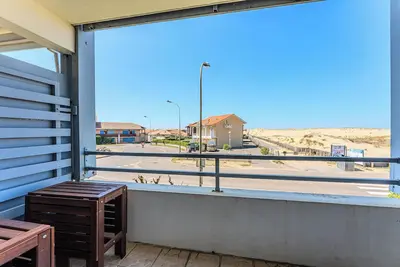 Image de Appartement moderne avec terrasse et accès direct à la plage