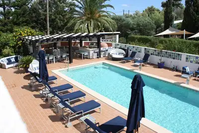 Image de Unwind in a stylish Algarve apartment with a shared pool.
