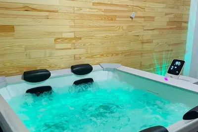 Image de Maison avec jaccuzi 2 chambre jusqu'à 4 personnes en familles entre amis